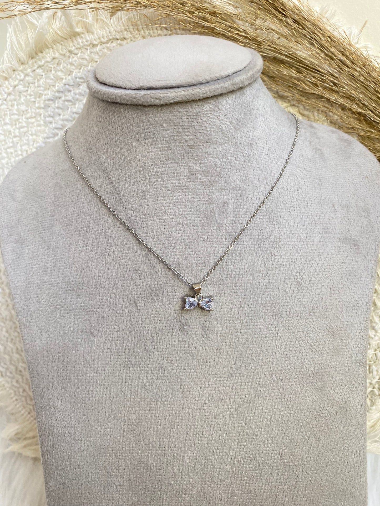 Silver Bow Necklade